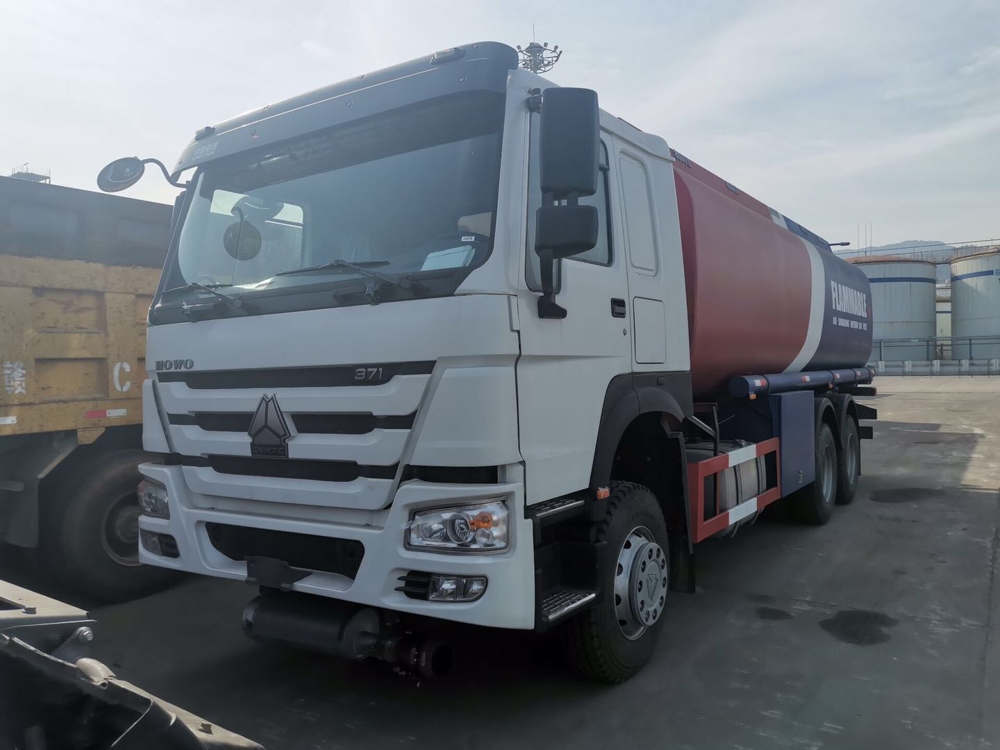 26,000L SINOTRUK HOWO Fuel Tanker Truck