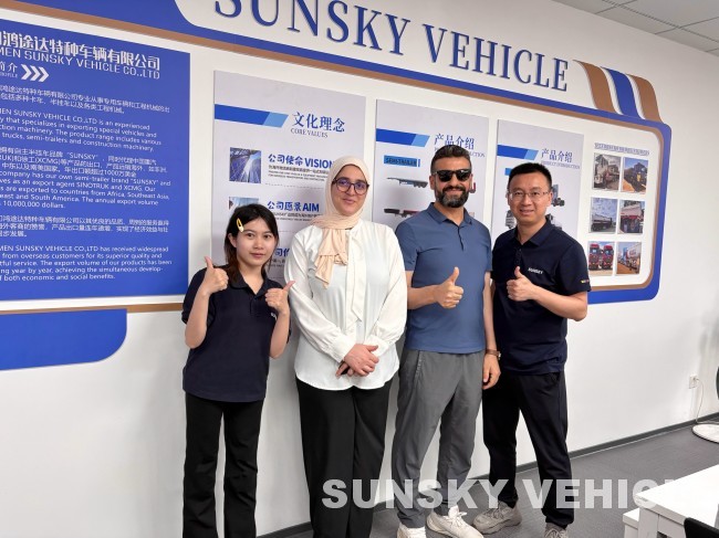 Клиенты из Алжира посетили завод и компанию SUNSKY по производству полуприцепов.
