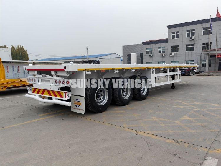 Трехосный бортовой полуприцеп будет экспортирован в Зимбабве.